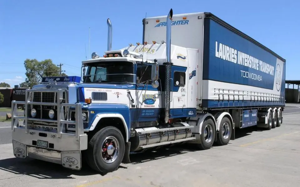 국내 트럭은 왜 배기 파이프를 위쪽으로 향하지 않습니까?